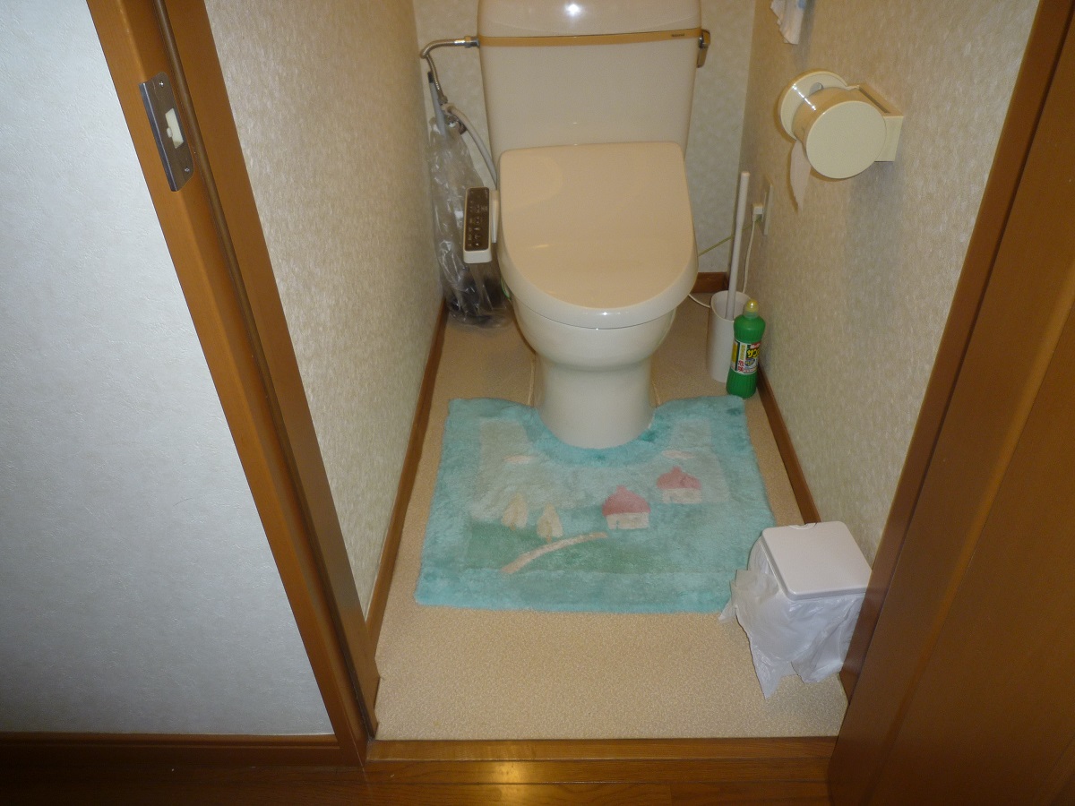【埼玉県越谷市】U様邸トイレ交換工事が始まります。リクシル アメージュZ 画像