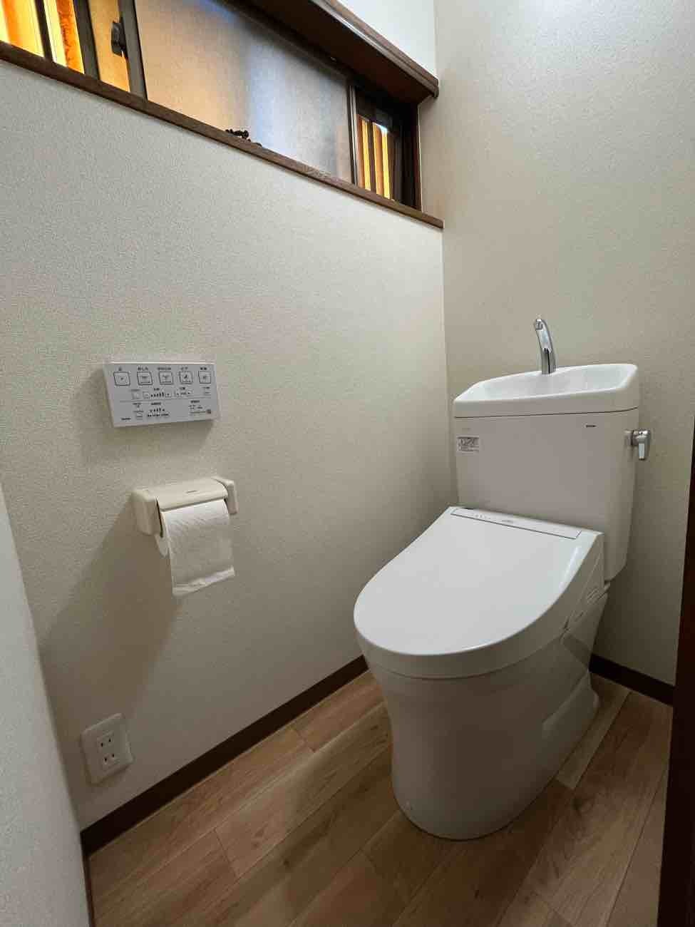 【埼玉県吉川市】K様邸トイレ交換工事が完了しました。TOTO ピュアレストQR 画像