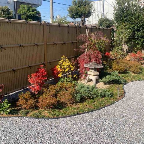 【埼玉県三郷市】T様邸中庭造園工事完了。色もついてきて素敵なお庭になりました。外構工事 アイキャッチ画像