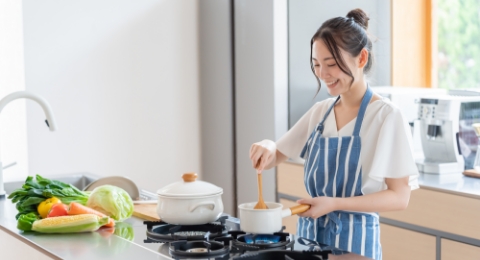 女性が料理をしている様子 イメージ写真