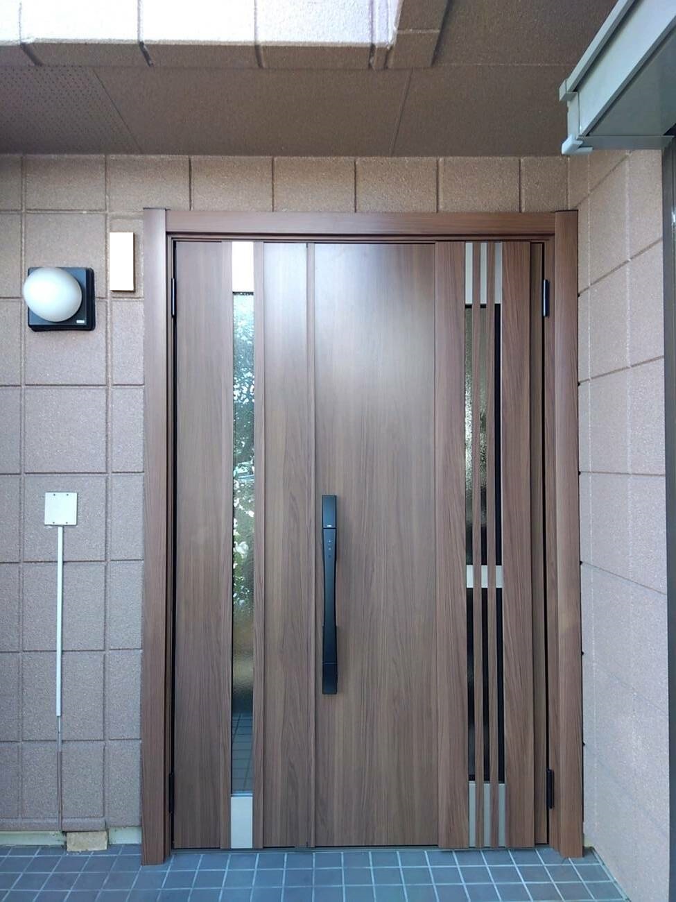 【埼玉県三郷市】I様邸玄関ドア交換工事が完了しました。リクシル リシェントドア3