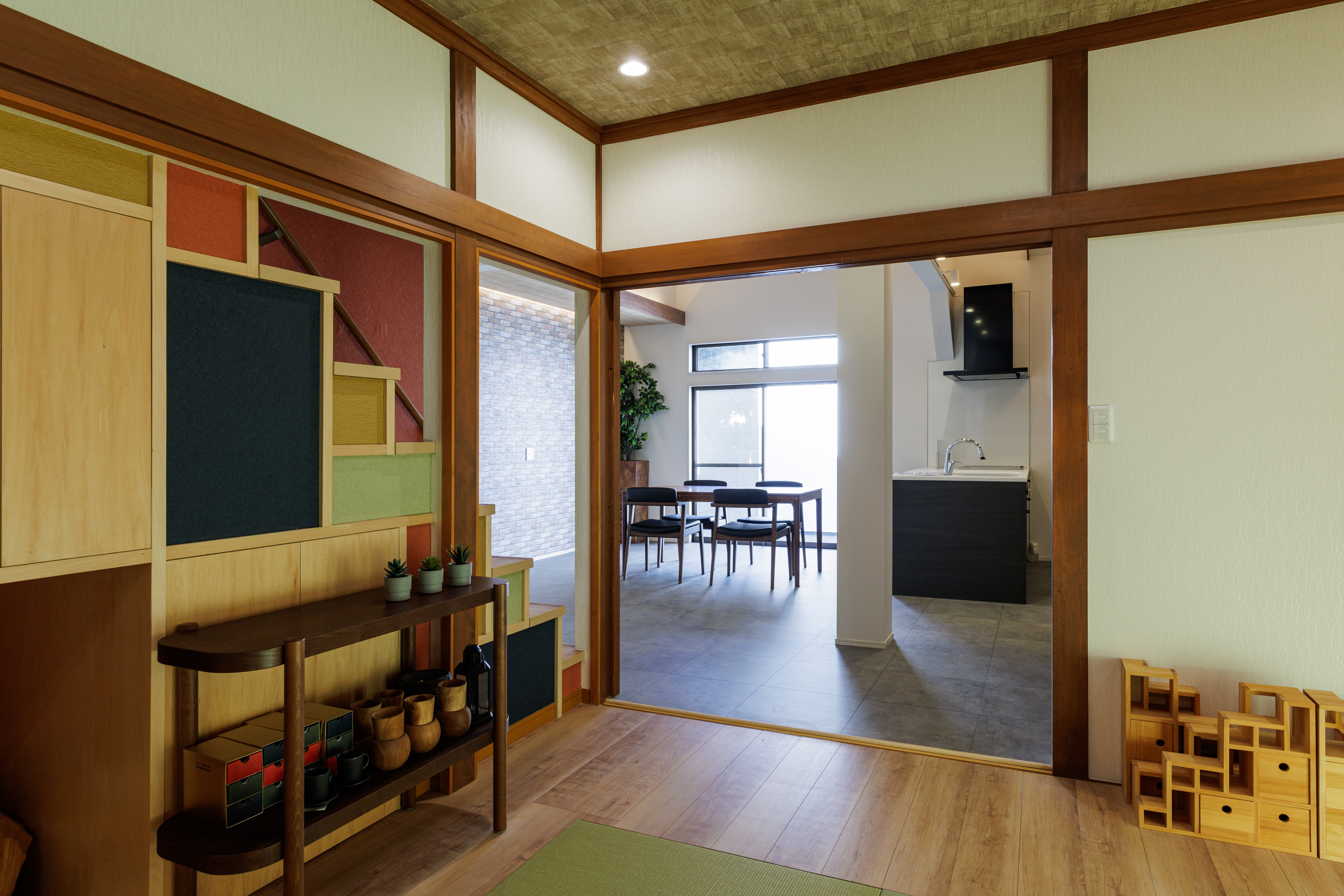 【埼玉県三郷市】M様邸 築50年近い中古住宅の和室をリノベーション 壁を撤去、階段を一部みせることで開放的な空間に