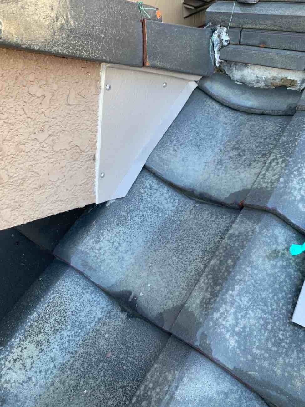 【埼玉県三郷市】S様邸瓦屋根板金補修工事を行いました。板金で穴を塞ぐ工事