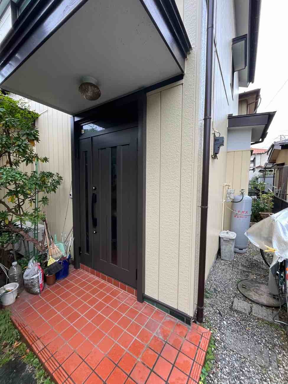 【埼玉県北葛飾郡松伏町】H様邸玄関ドア交換工事が完了しました。LIXIL リシェント