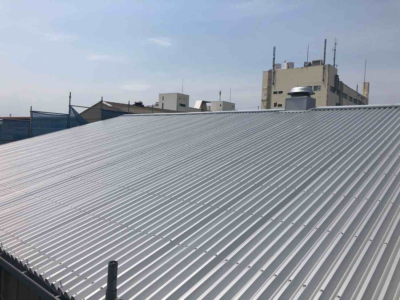 【埼玉県三郷市】M様倉庫屋根ガルバリウムカバー工事が完了しました。