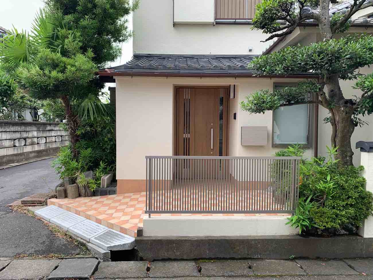 【埼玉県三郷市】T様邸玄関タイル工事が完了しました。