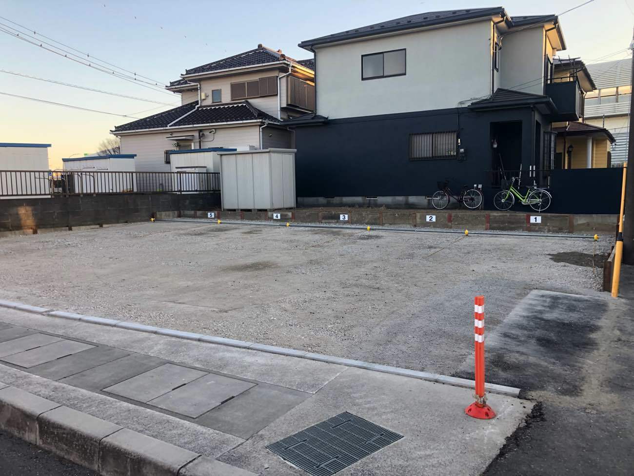 【埼玉県三郷市】K様駐車場造成工事が完了しました。