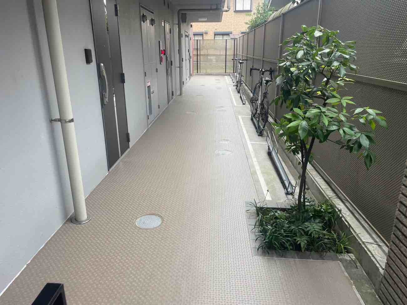 【埼玉県三郷市】Y様賃貸マンション長尺シート貼り工事が完了しました。