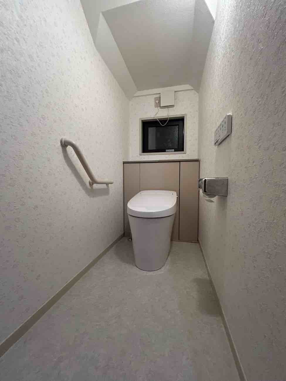 【埼玉県三郷市】I様邸トイレ交換工事が完了しました。リクシル INAX サティス