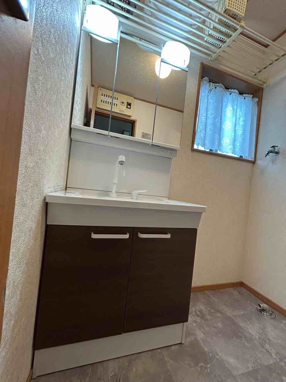 【埼玉県三郷市】Y様邸洗面化粧台交換工事が完了しました。TOTO Vシリーズ