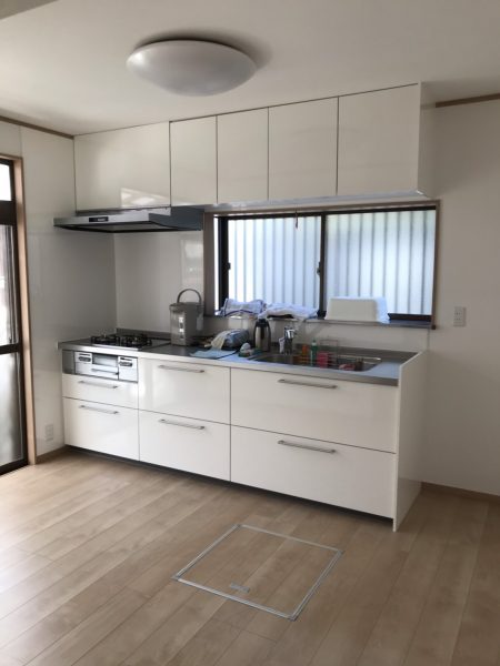 【埼玉県北葛飾郡松伏町】システムキッチン交換、および壁を抜いてリビングを広くしました。