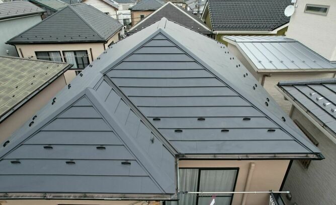 【埼玉県草加市】I様邸屋根ガルバリウム鋼板カバー工事が完了しました。