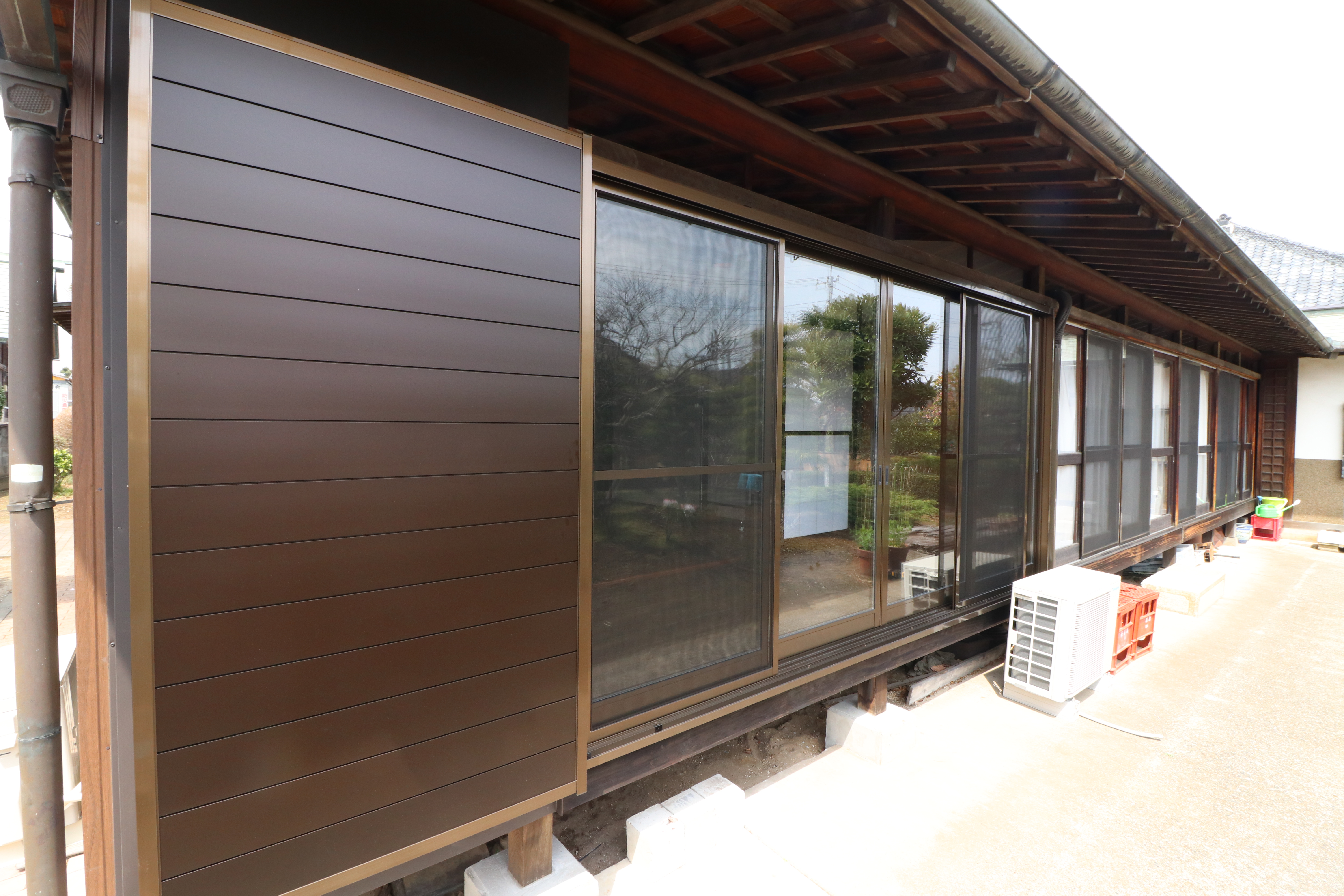 【埼玉県三郷市】K様邸サッシ、雨戸交換工事が完了しました。