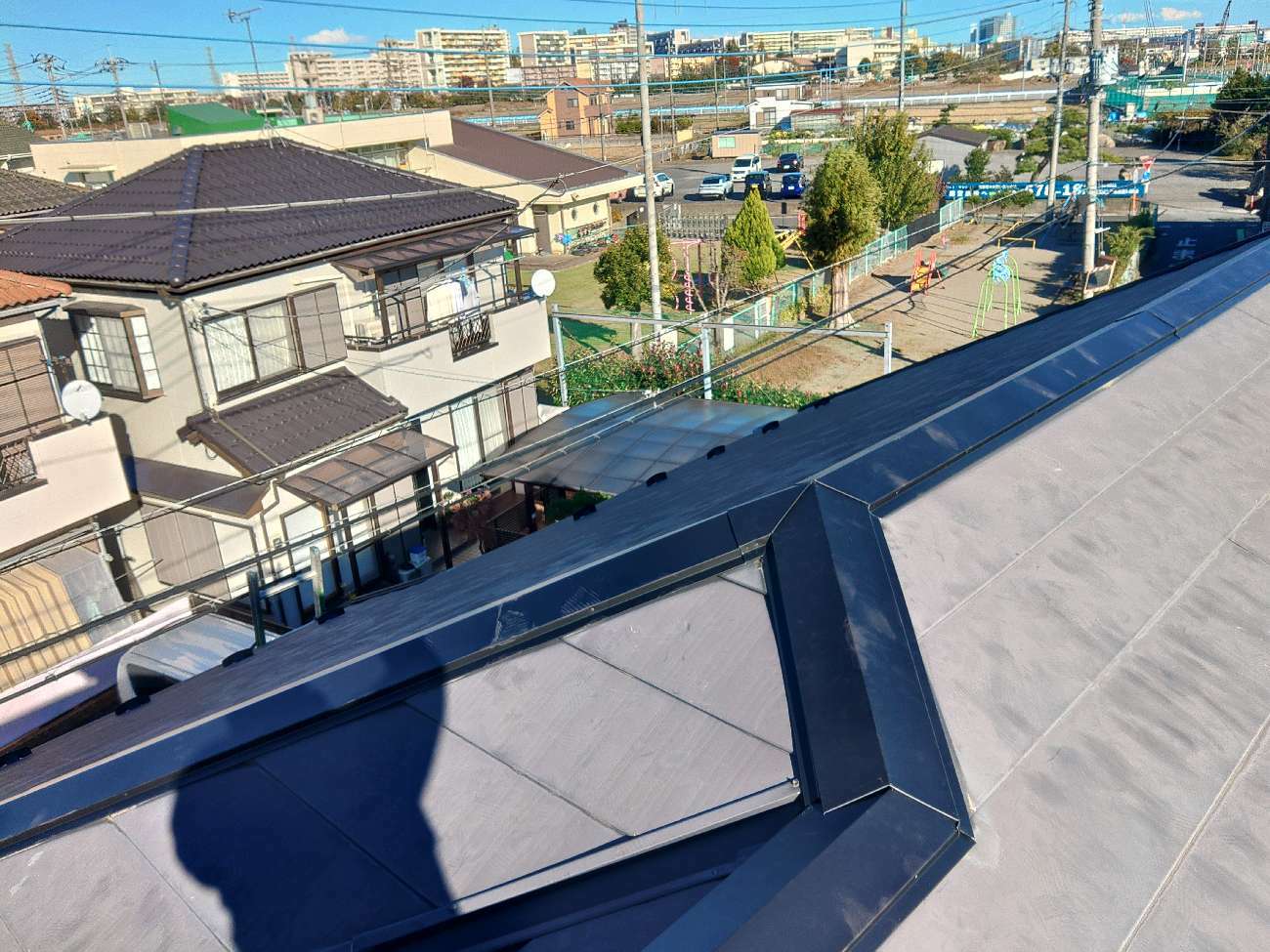 【埼玉県三郷市】K様邸屋根棟板金交換工事が完了しました。