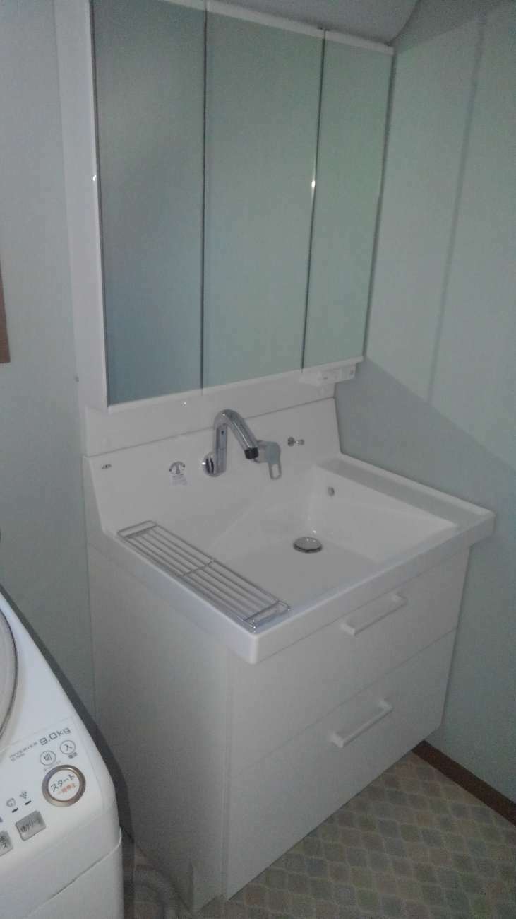 【埼玉県三郷市】S様邸洗面化粧台交換工事が完了しました。LIXIL リクシル ピアラ W750