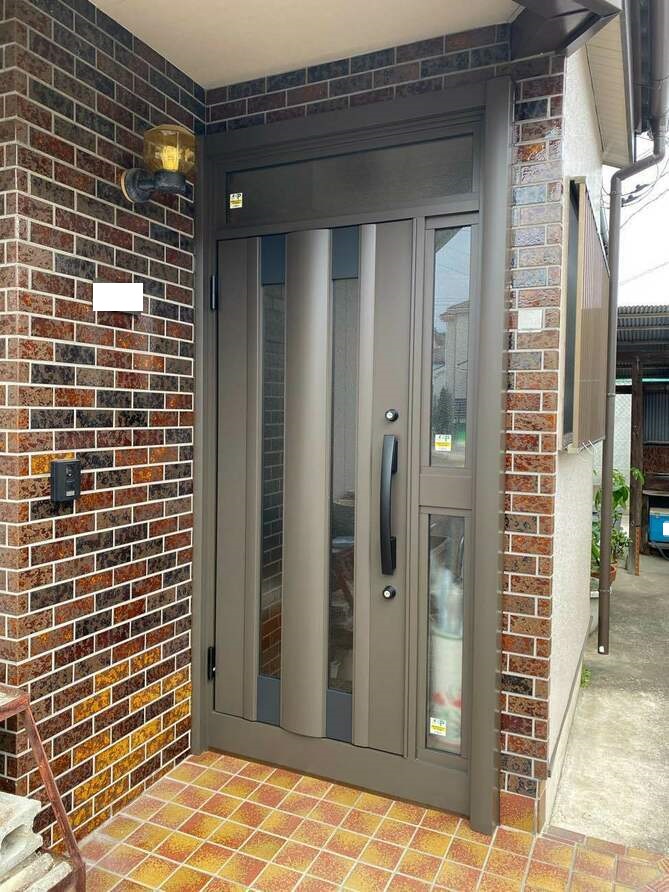 【埼玉県三郷市】S様邸玄関ドア交換工事が完了しました。リクシル リシェント