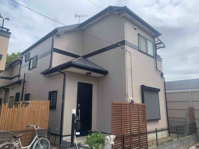 【埼玉県三郷市】S様邸外壁屋根塗装工事は足場が外れました。日本ペイント パーフェクトトップ