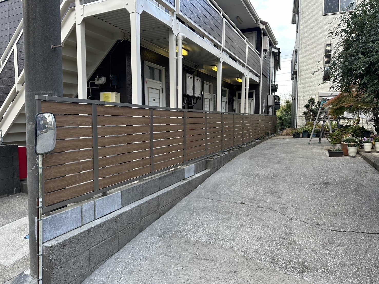 【埼玉県吉川市】M様外構工事 視線を遮りおしゃれに！古いフェンスを「LIXIL フェンスAB」へリフォーム
