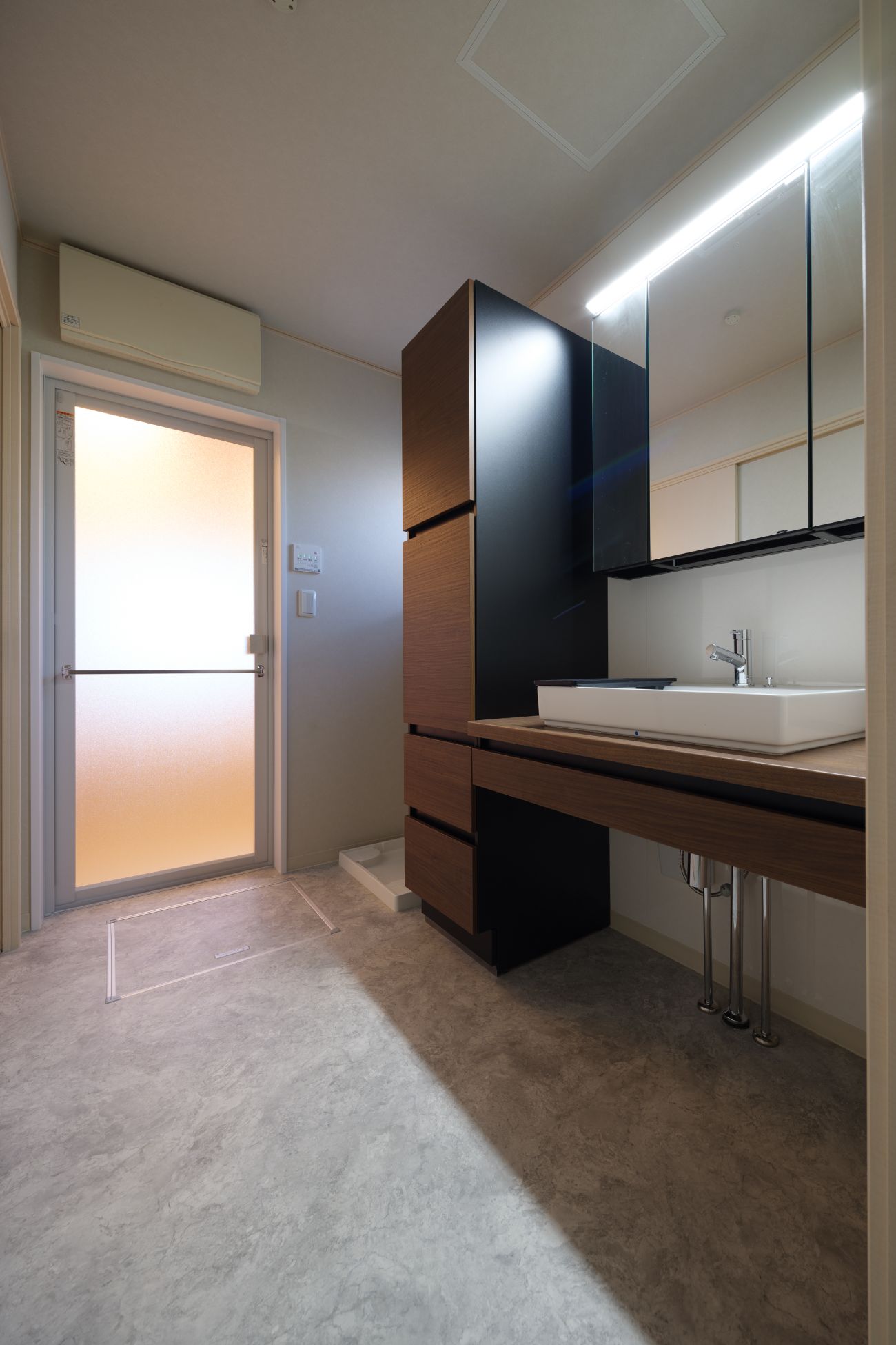 【埼玉県吉川市H様邸】洗面所リフォーム施工事例｜水栓移設・床張り替えで実現するモダンな空間へ