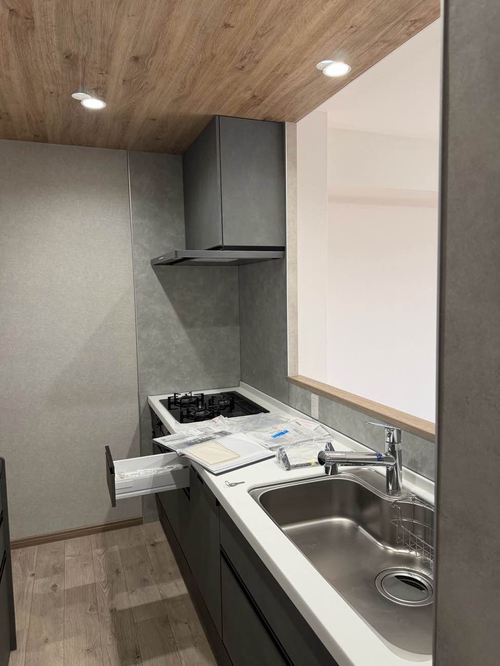 【施工事例】埼玉県三郷市 E様邸｜まるで家具のような佇まい。クリナップ「ラクエラ」へのマンションキッチンリフォーム