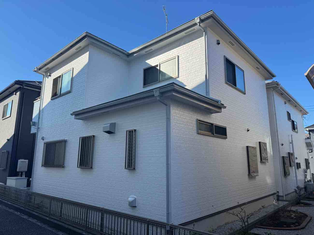 【埼玉県三郷市】N様邸 外壁・屋根塗装工事｜青空に映える白く美しい仕上がり！アステックペイント「シリコンREVO1000-IR」
