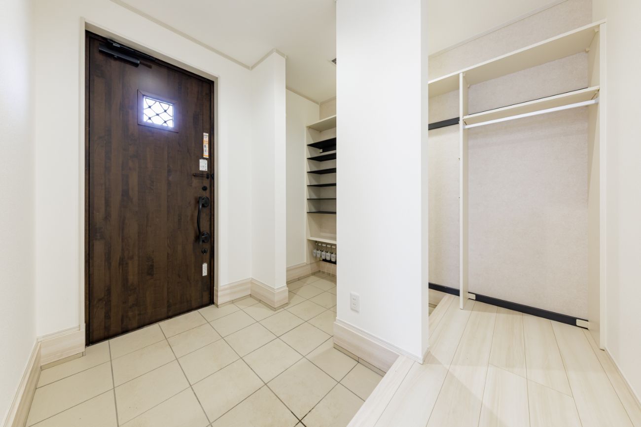 【三郷市のリフォーム】玄関を広げるだけで、家じゅうが片付く？「シューズクローク」の魔法