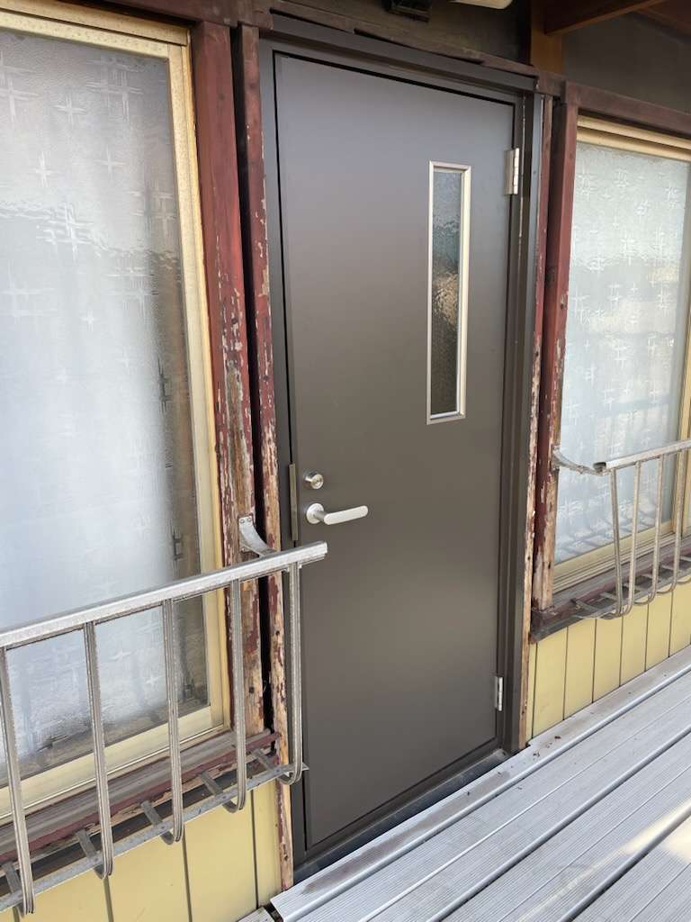 【埼玉県三郷市】S様邸施工事例 玄関ドア・開き戸交換工事 LIXIL ロンカラーフラッシュドア