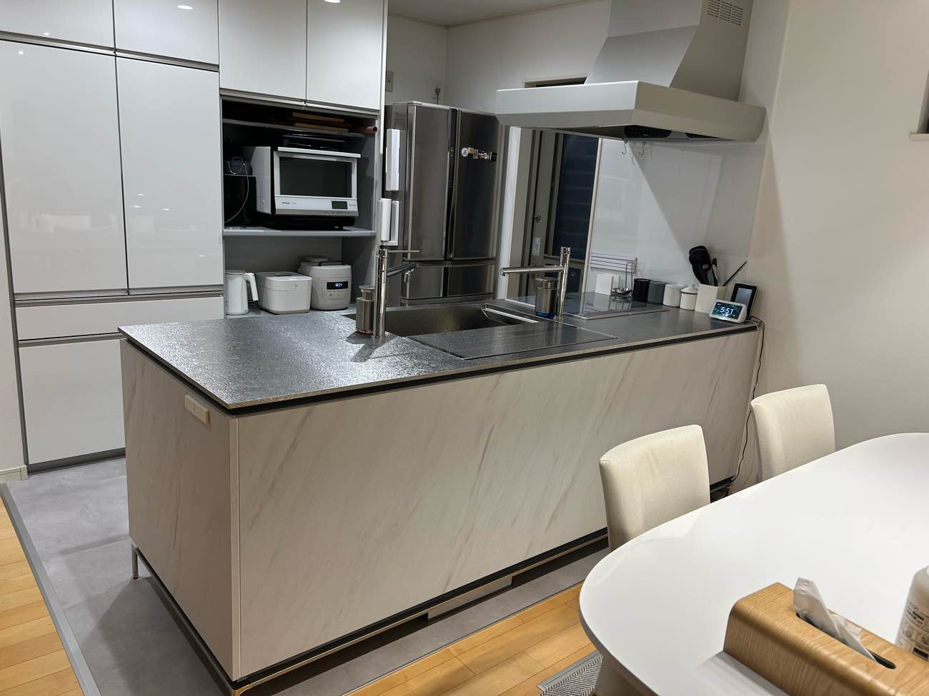 【埼玉県八潮市】M様邸「浮遊するキッチン」の衝撃。トーヨーキッチン『INO』最高峰のリフォーム事例