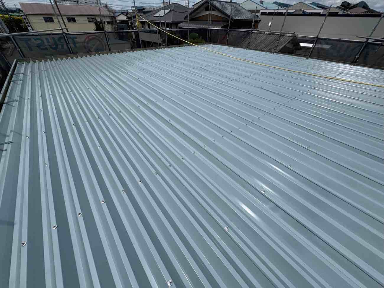 【埼玉県三郷市】H様貸倉庫｜雨漏りリスクを解消！折板88タイプへの屋根カバー工事・雨樋一新リフォーム