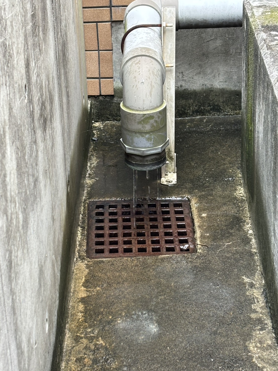 【給水設備修繕】受水槽のオーバーフロー発生！遠方の施主様に代わり、緊急の応急処置を行いました