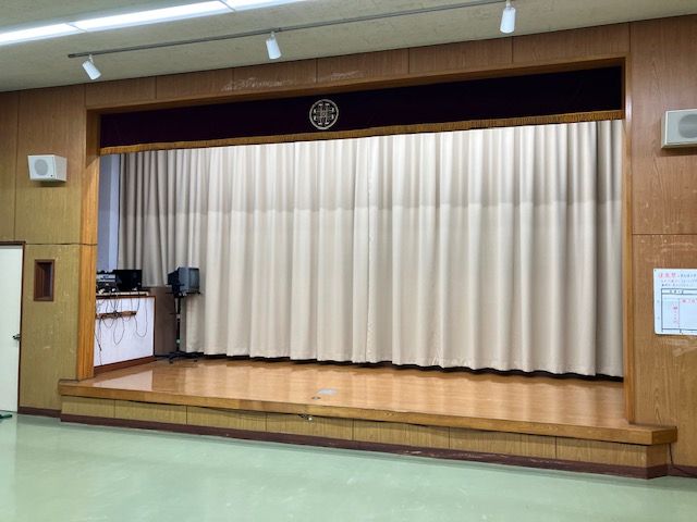 催事に応じた遮光と自然採光を両立する「ドレープ×レース」の機能配置