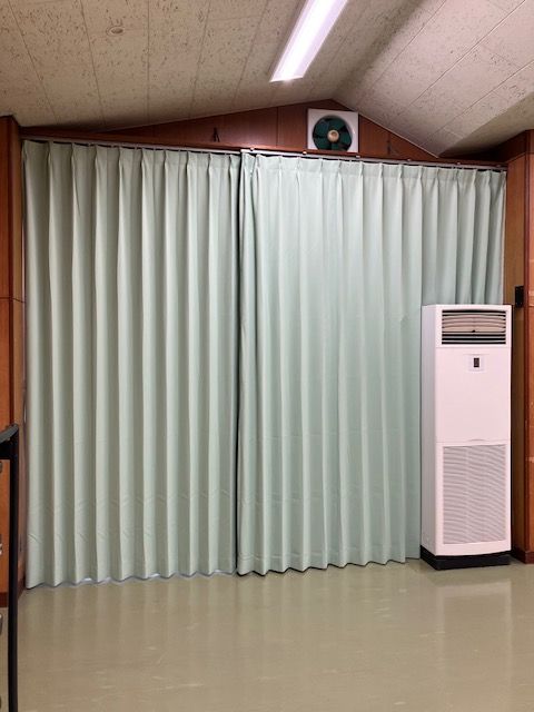 【三郷市】施設の大型防炎カーテン施工事例｜幅8mステージ幕（箱ヒダ）と窓際遮光カーテン（シンコール）