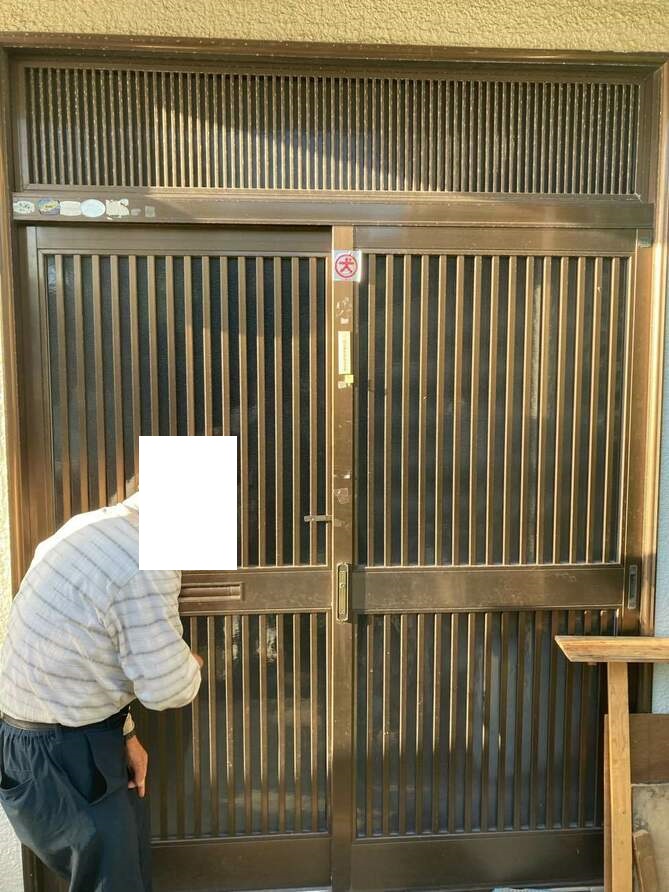 【埼玉県三郷市】I様邸玄関ドア交換工事がはじまります。リクシル リシェント 画像
