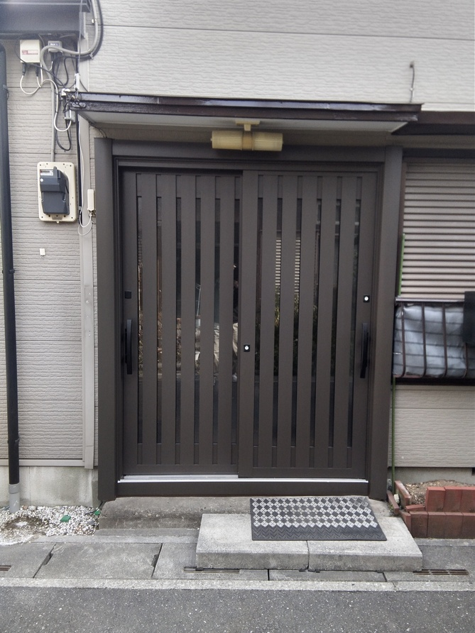 【埼玉県三郷市】Y様邸玄関ドア交換工事が始まります。リクシル 引戸リシェント 画像