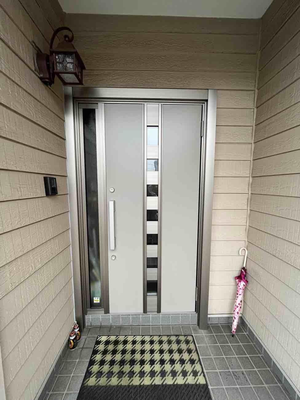 【埼玉県三郷市】K様邸玄関ドア交換工事が完了しまいた。リクシル リシェント 画像