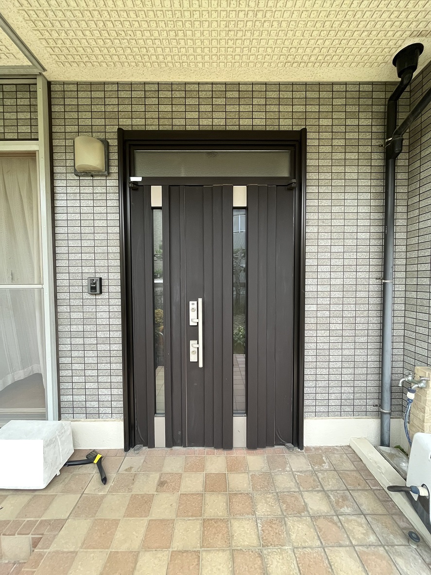 【東京都足立区】F様邸玄関ドア交換工事が始まります。LIXILリシェント 左勝手 画像