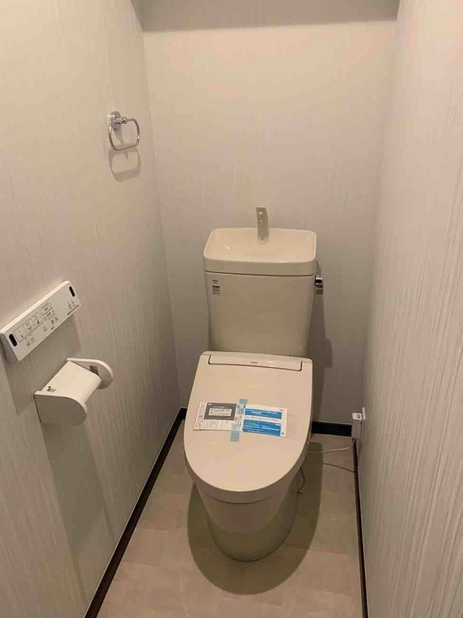 【埼玉県吉川市】I様邸トイレ移設交換工事が完了しました。リクシル アメージュZ 画像