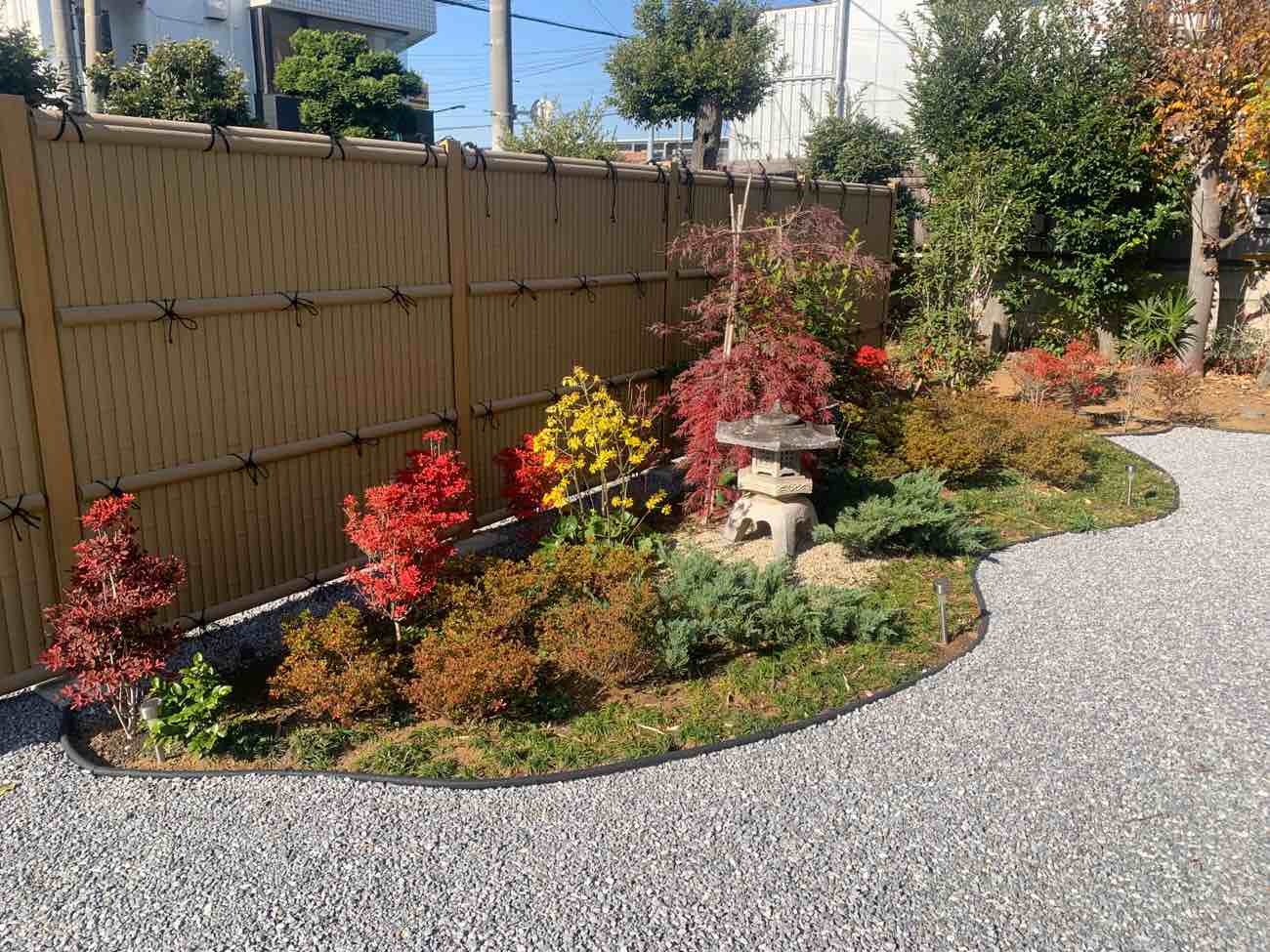 【埼玉県三郷市】T様邸中庭造園工事完了。色もついてきて素敵なお庭になりました。外構工事 画像