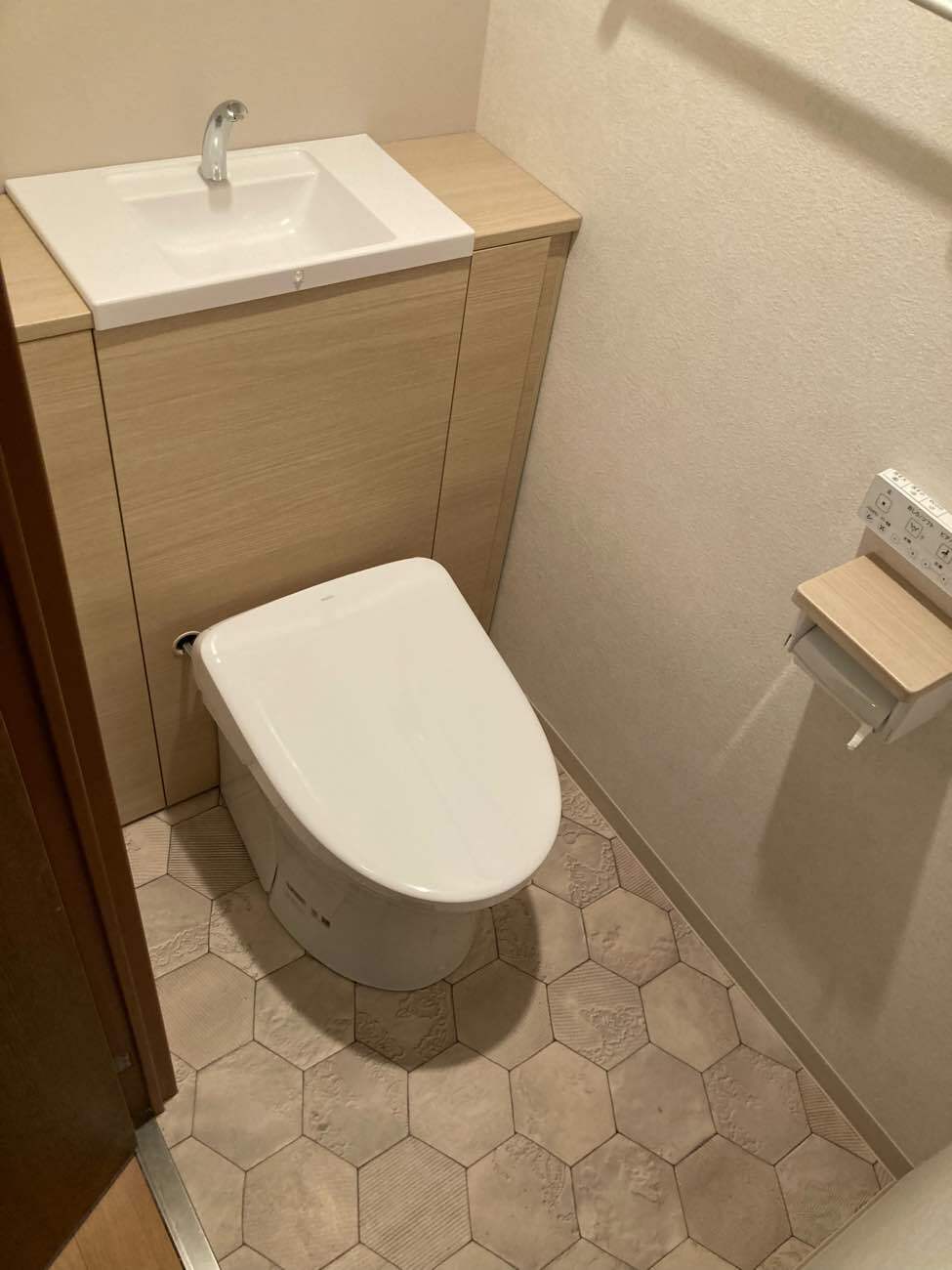 【埼玉県三郷市】A様邸トイレ交換工事が完了しました。TOTOレストパル 画像