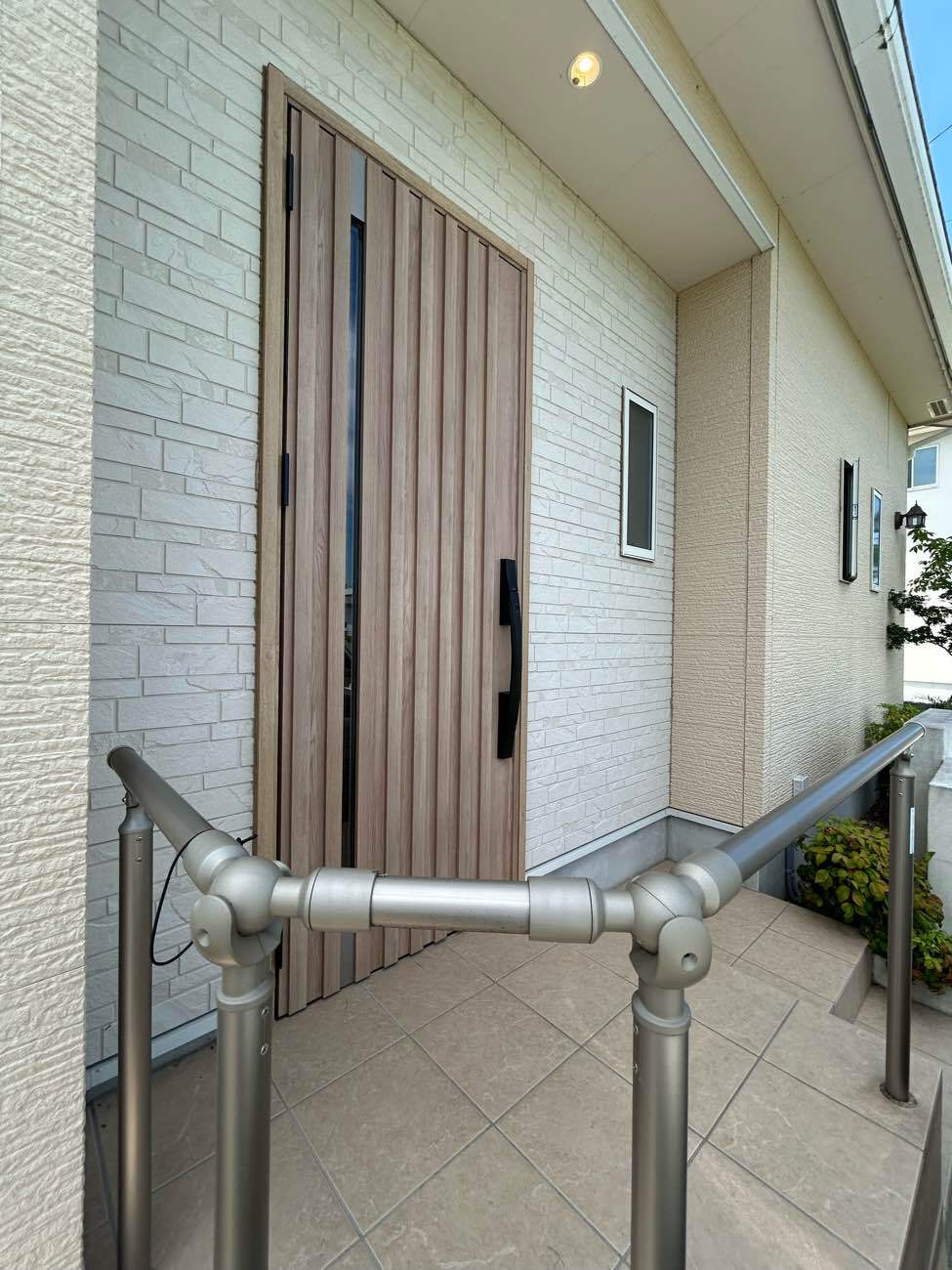【埼玉県三郷市】N様邸玄関ドア交換工事が完了しました。 画像