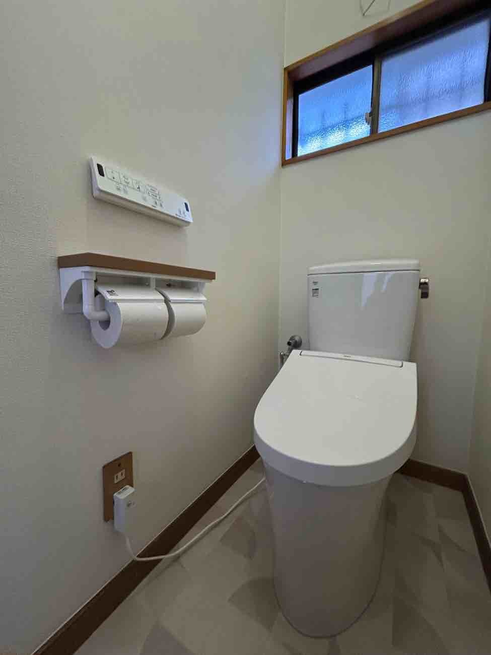 【埼玉県越谷市】N様邸トイレ交換工事が完了しました。LIXIL アメージュ 画像