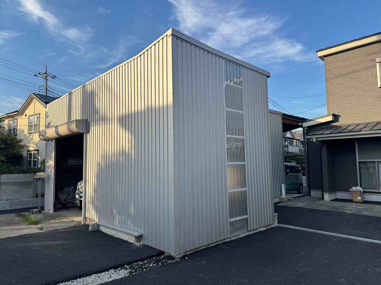 【埼玉県三郷市】N様邸古い車庫の外壁と屋根に波板上貼りカバー工事 画像