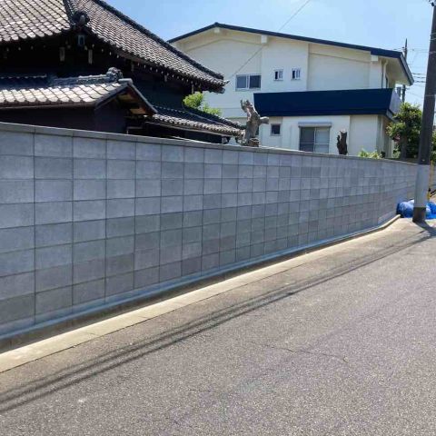 【東京都足立区】Y様邸万年塀解体、新規ブロック設置工事が完了しました。 アイキャッチ画像