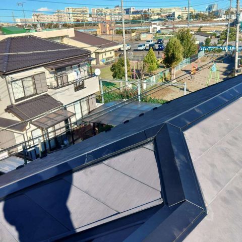 【埼玉県三郷市】K様邸屋根棟板金交換工事が完了しました。 アイキャッチ画像