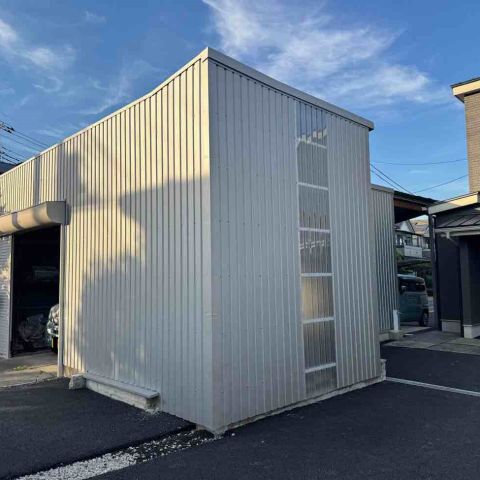 【埼玉県三郷市】N様邸古い車庫の外壁と屋根に波板上貼りカバー工事 アイキャッチ画像