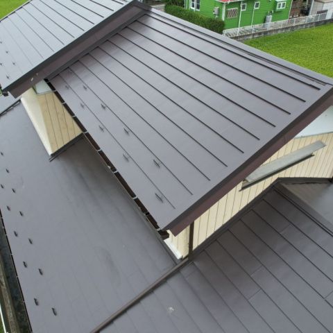 【埼玉県三郷市】H様邸屋根葺き替え工事 ニチハ 横暖ルーフαs 施工後ドローン確認 アイキャッチ画像